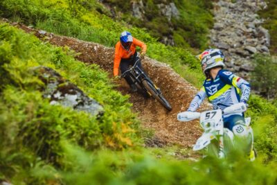 Red Bull Hardline - najcięższa trasa downhill na świecie, gościła sztafetę motocyklowo-rowerową.