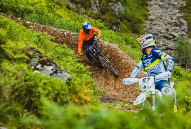 Red Bull Hardline - najcięższa trasa downhill na świecie, gościła sztafetę motocyklowo-rowerową.