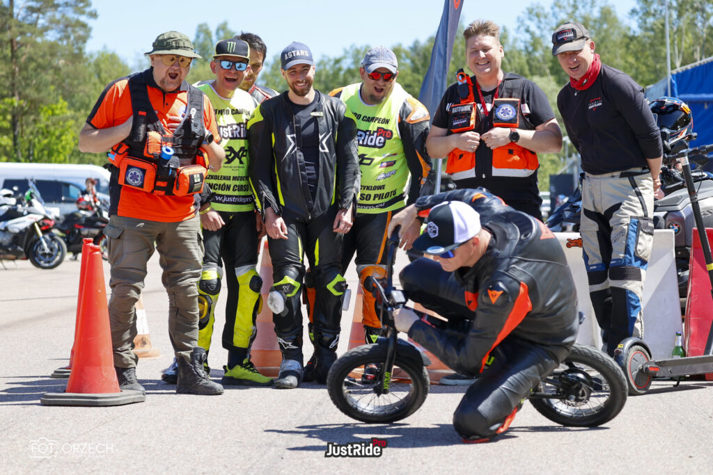 Szkolenia motocyklowe Just Ride Pro to świetny sposób na poprawę umiejętności.