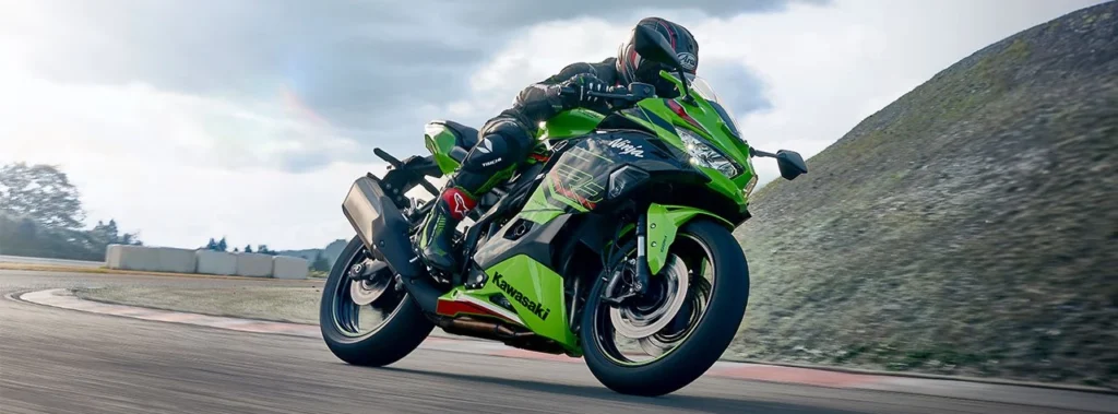 Kawasaki ZX-4RR to bardzo udany powrót do poręcznych, sportowych 400-tek.