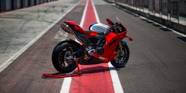 Ducati Panigale V4 R to zaawansowany motocykl wyścigowy z homologację drogową.