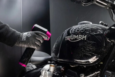 Muc-Off It Blows to bardzo mocna, uniwersalna suszarka - także do motocykli.