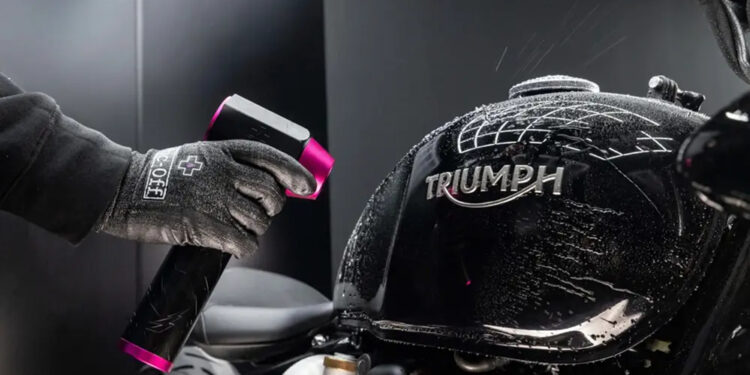 Muc-Off It Blows to bardzo mocna, uniwersalna suszarka - także do motocykli.