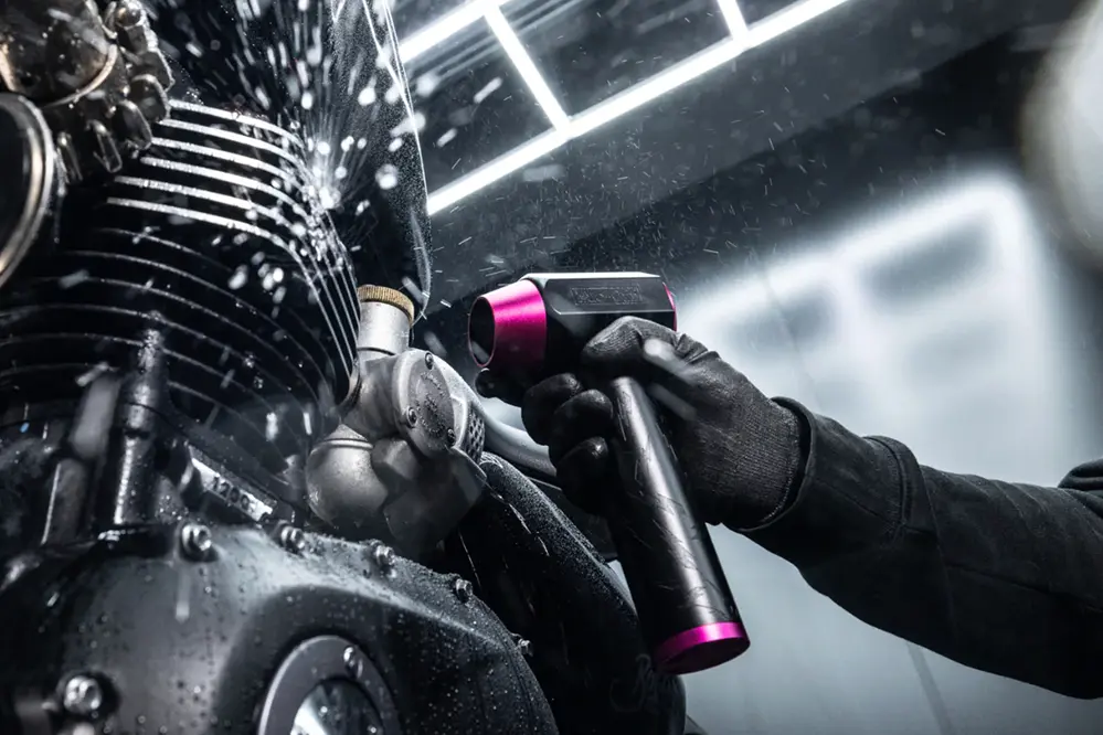 Muc-Off It Blows to bardzo mocna, uniwersalna suszarka - także do motocykli.