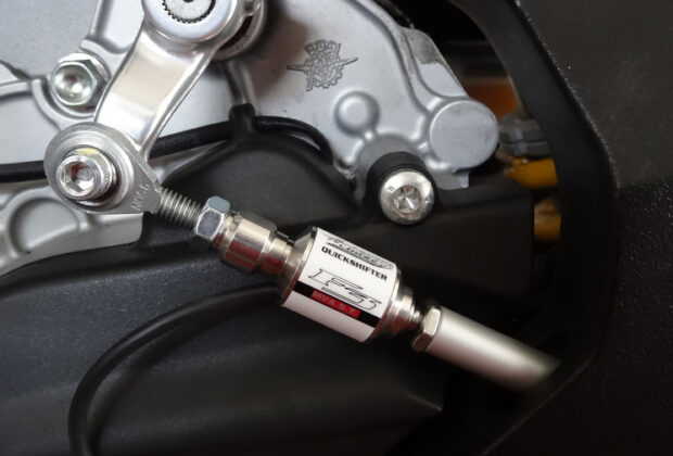 Quickshifter - sportowa technologia, która zagościła na dobre w codziennych motocyklach.