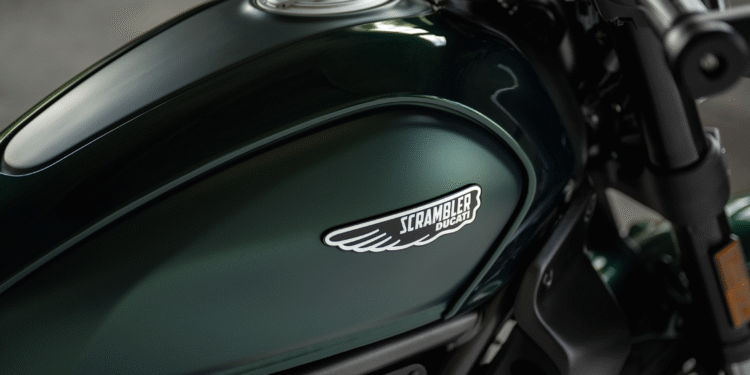 Ducati Scrambler Nightshift otrzymał nowy kolor i kilka drobnych zmian na sezon 2026.