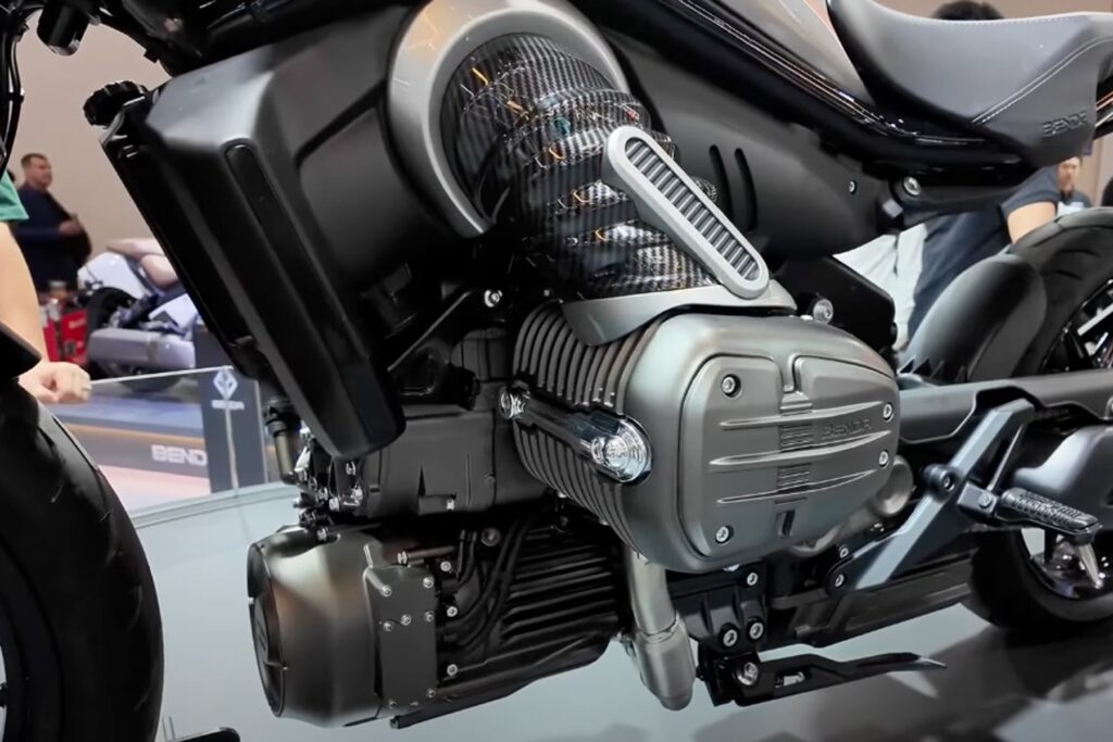 Benda P51 - 70-konna , miejska hybryda napędzana - między innymi, silnikiem bokser.