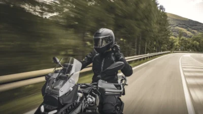 Schuberth C5 ANC - kask szczękowy z aktywną redukcją hałasu.
