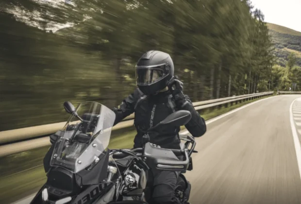Schuberth C5 ANC - kask szczękowy z aktywną redukcją hałasu.
