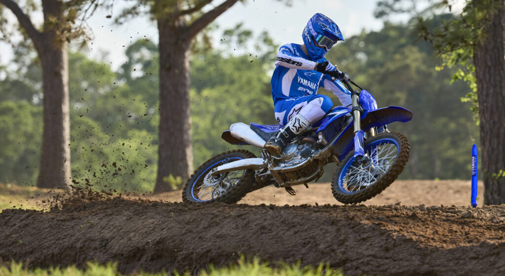 Yamaha YZ 450 F na sezon 2026 otrzymała sporo ważnych zmian.