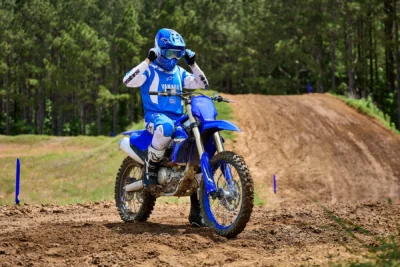 Yamaha YZ 450 F na sezon 2026 otrzymała sporo ważnych zmian.