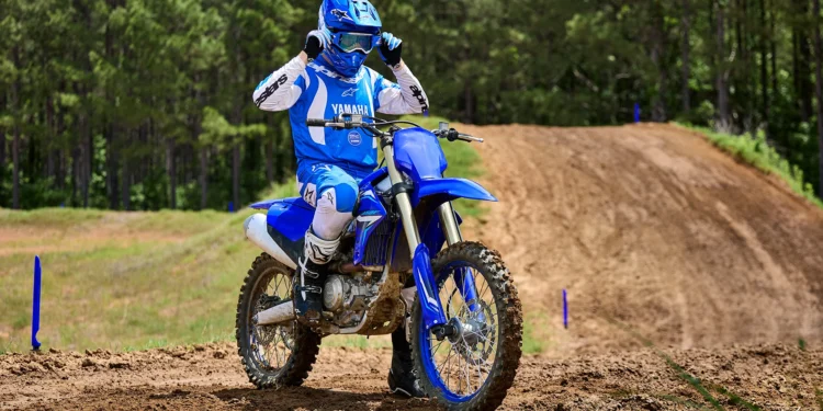 Yamaha YZ 450 F na sezon 2026 otrzymała sporo ważnych zmian.