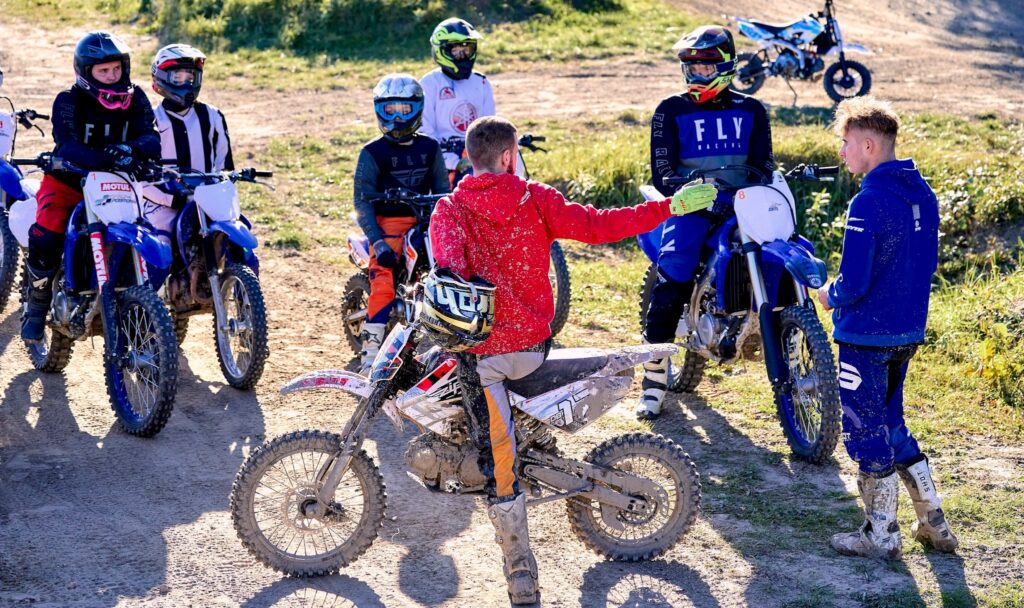 Jak jeździć szybciej na motocross? Jak bezpiecznie progresować?