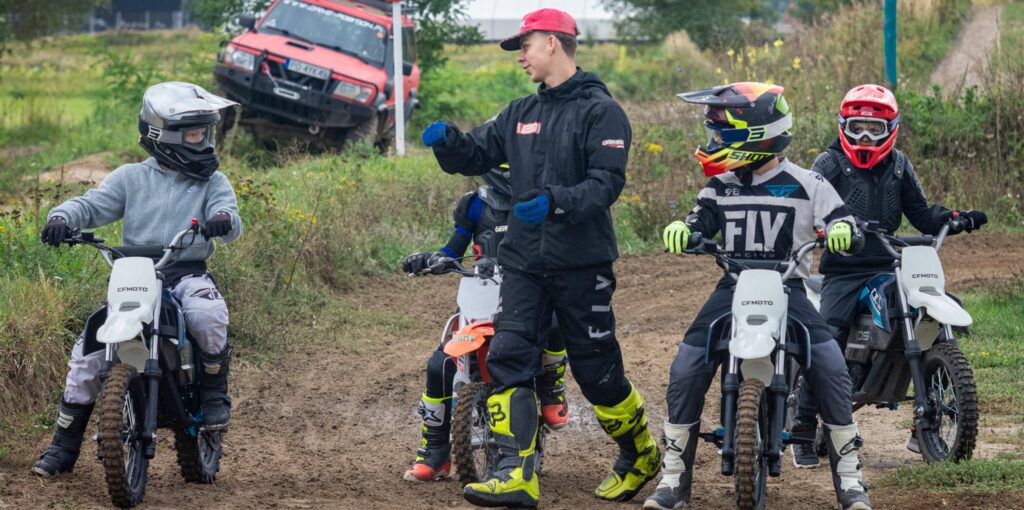 Jak jeździć szybciej na motocross? Jak bezpiecznie progresować?