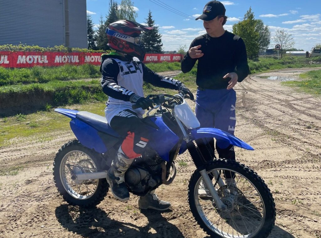 Jak jeździć szybciej na motocross? Jak bezpiecznie progresować?