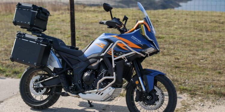 Zontes 703 F - bogato wyposażony ADV z 3-cylindrowym silnikiem.