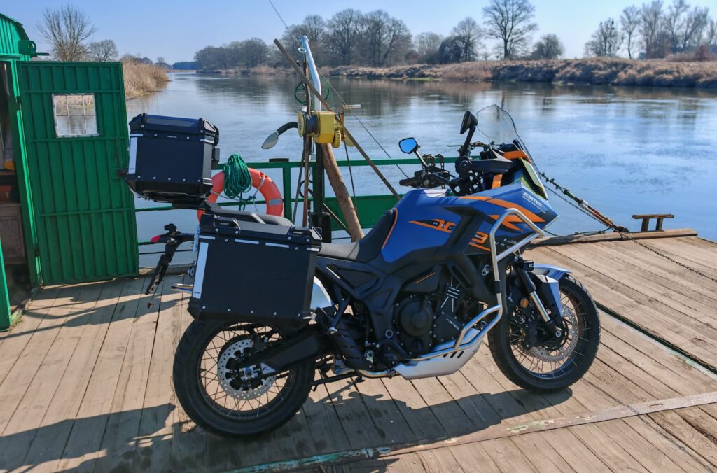 Zontes 703 F - bogato wyposażony ADV z 3-cylindrowym silnikiem.