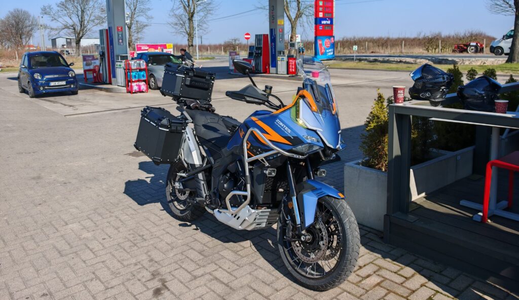 Zontes 703 F - bogato wyposażony ADV z 3-cylindrowym silnikiem.