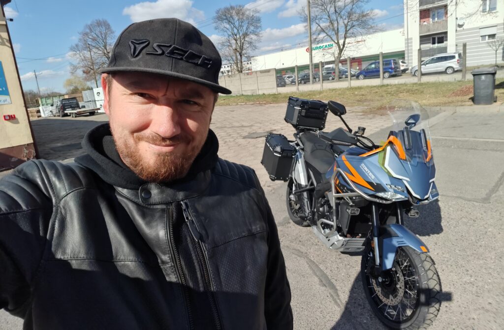 Zontes 703 F - bogato wyposażony ADV z 3-cylindrowym silnikiem.