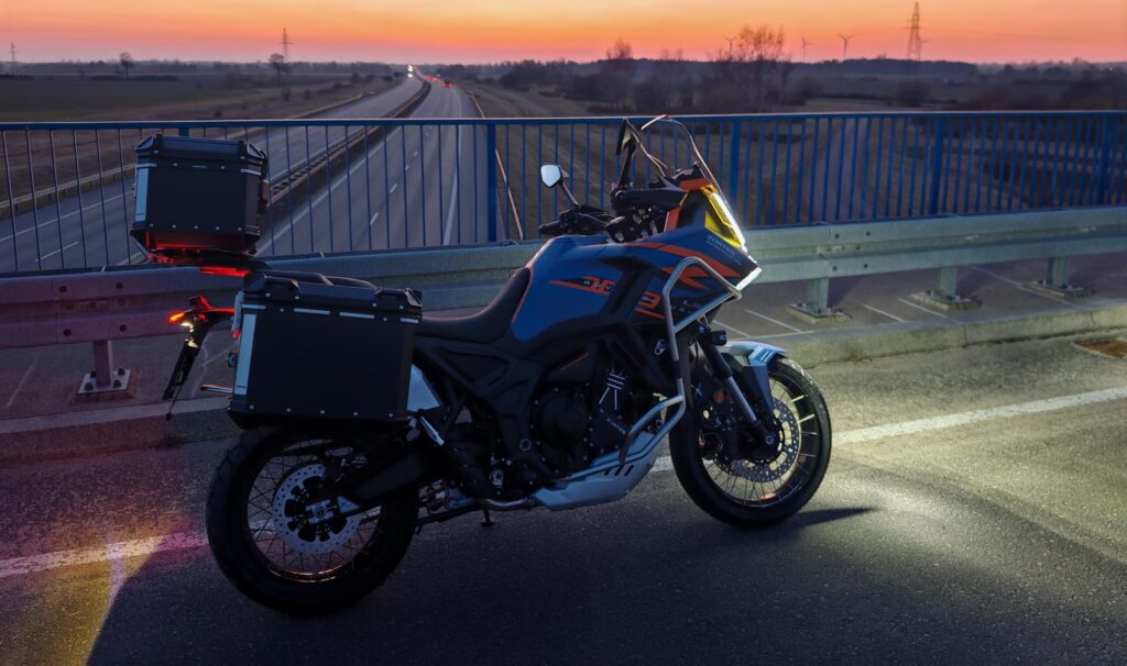 Zontes 703 F - bogato wyposażony ADV z 3-cylindrowym silnikiem.