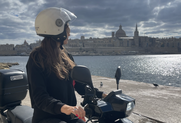 Malta na skuterze to idealny plan na słoneczny wypad w środku zimy.