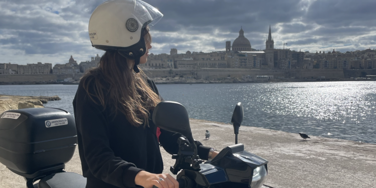 Malta na skuterze to idealny plan na słoneczny wypad w środku zimy.