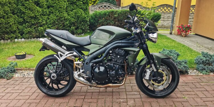 Triumph Speed Triple 1050 Army - unikat, który powstał w liczbie 200 egzemplarzy.