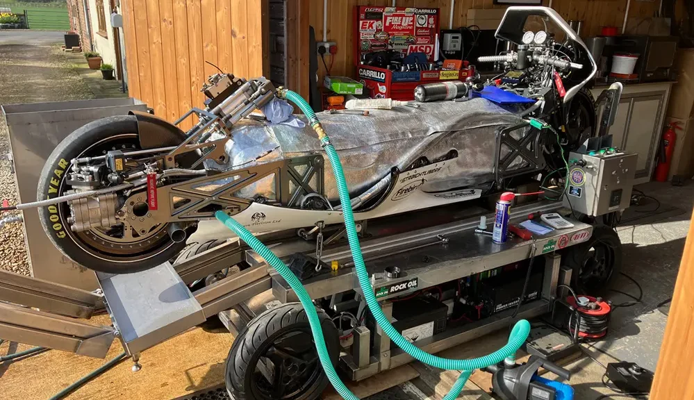 Motocykl na parę "Force of Nature" pobił rekord prędkości UK.