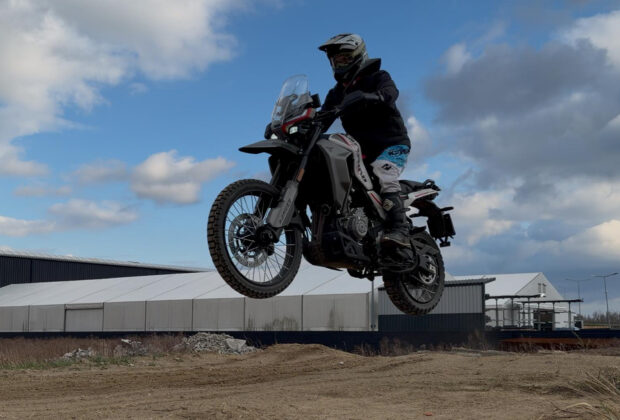 Moto Morini Alltrhike 450 to bardzo dojrzały i zrównoważony motocykl ADV.