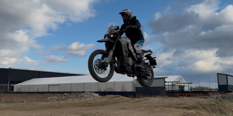 Moto Morini Alltrhike 450 to bardzo dojrzały i zrównoważony motocykl ADV.