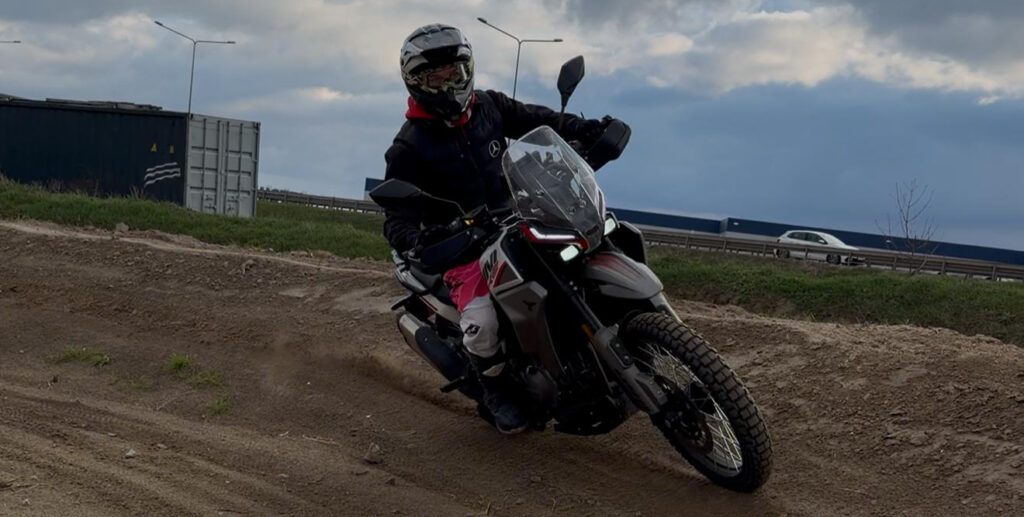 Moto Morini Alltrhike 450 to bardzo dojrzały i zrównoważony motocykl ADV.