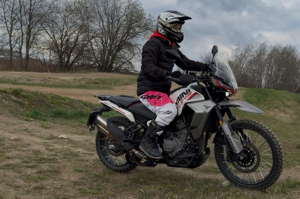 Moto Morini Alltrhike 450 to bardzo dojrzały i zrównoważony motocykl ADV.