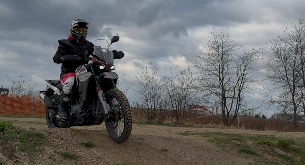 Moto Morini Alltrhike 450 to bardzo dojrzały i zrównoważony motocykl ADV.