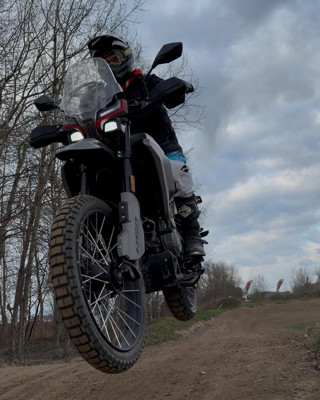 Moto Morini Alltrhike 450 to bardzo dojrzały i zrównoważony motocykl ADV.