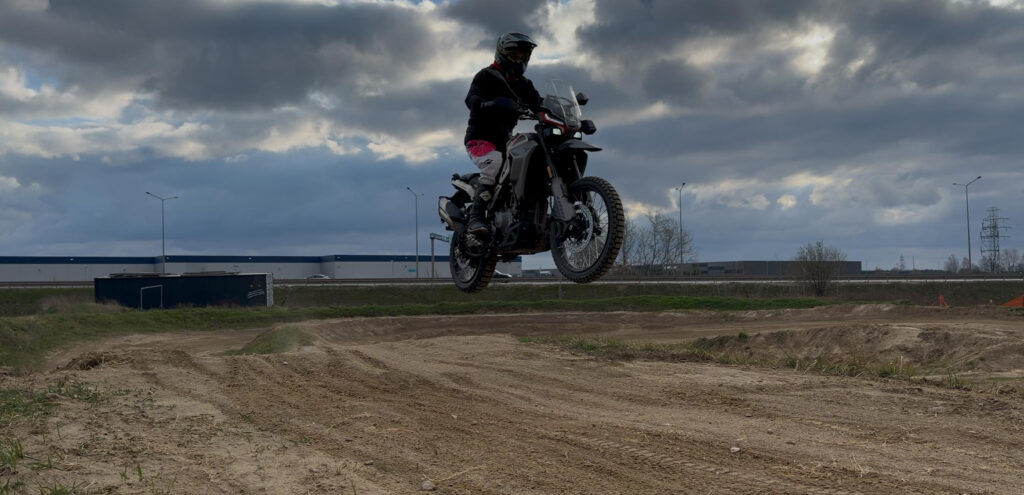 Moto Morini Alltrhike 450 to bardzo dojrzały i zrównoważony motocykl ADV.