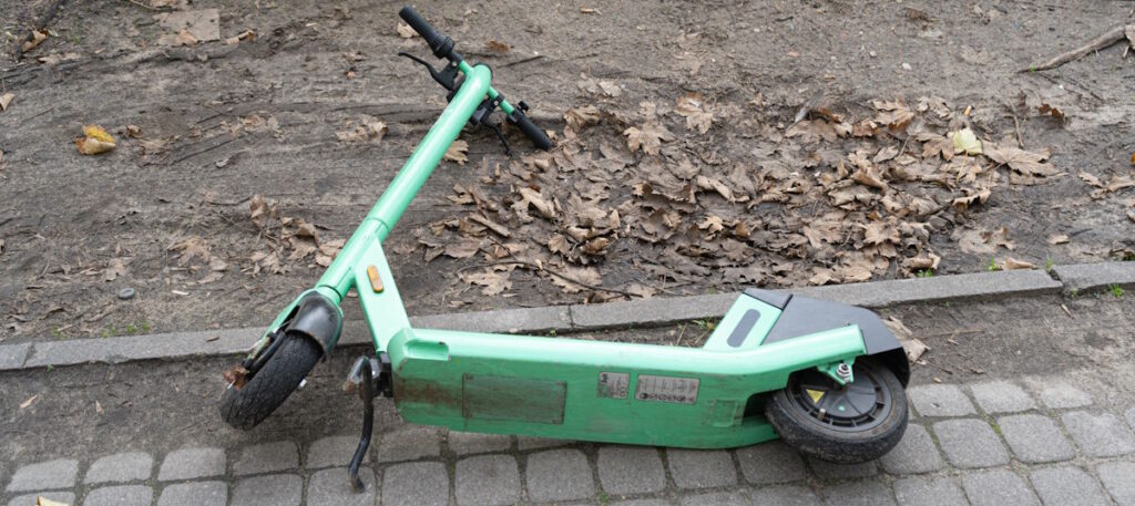 Elektryczne hulajnogi są bardziej niebezpieczne od motocykli.
