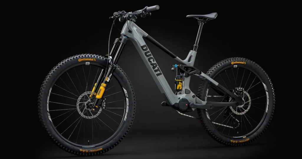 Ducati odświeża gamę rowerową prezentując model szosowy, gravel, oraz e-emtb o charakterystyce trailowej i enduro.