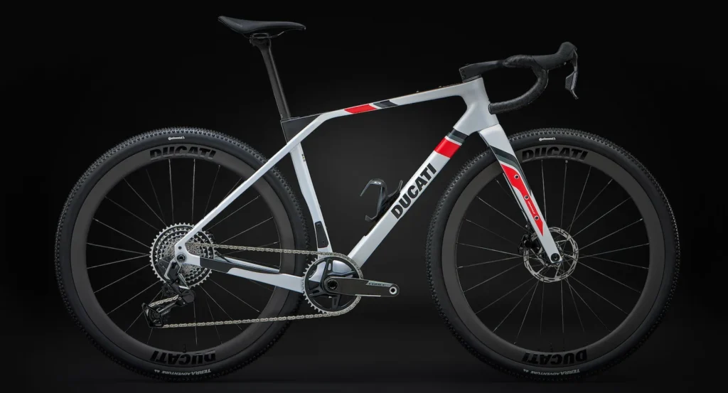 Ducati odświeża gamę rowerową prezentując model szosowy, gravel, oraz e-emtb o charakterystyce trailowej i enduro.