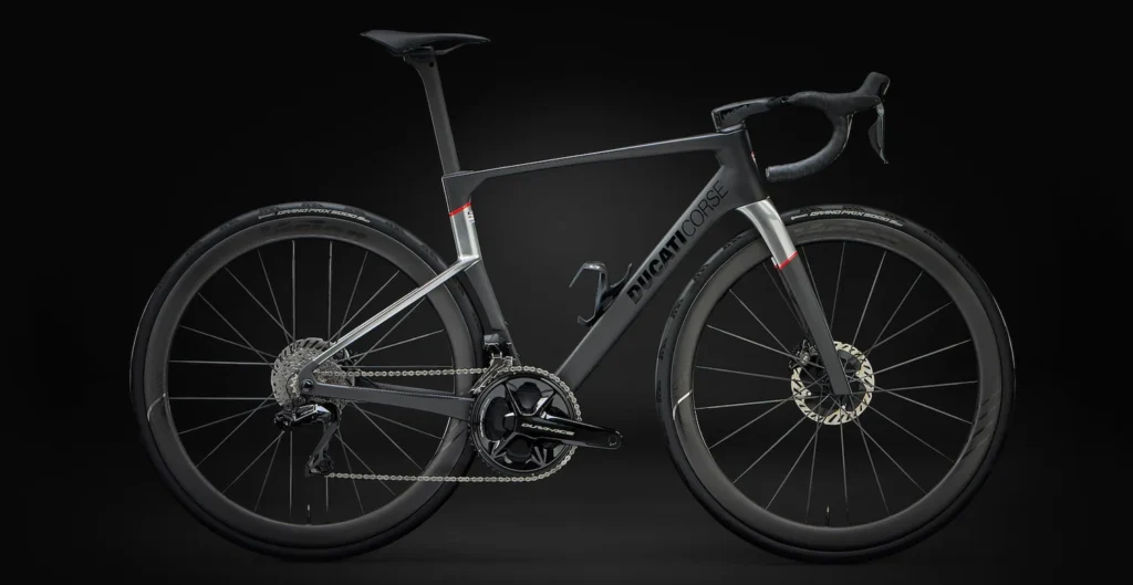 Ducati odświeża gamę rowerową prezentując model szosowy, gravel, oraz e-emtb o charakterystyce trailowej i enduro.